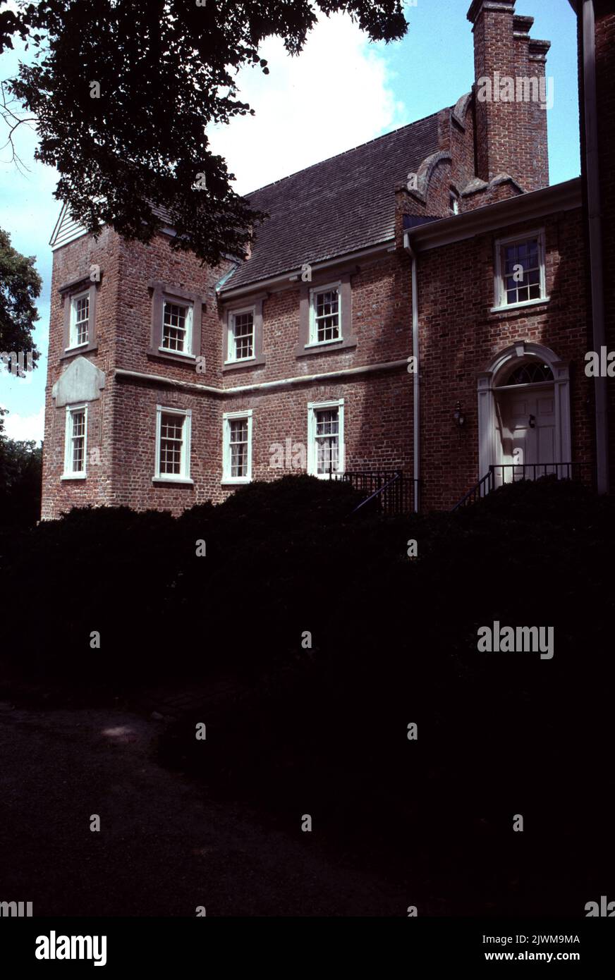 Surry VA USA 9/1993. Bacon’s Castle. Bacon's Castle, oder 'Allen's Brick House' oder das 'Arthur Allen House' befindet sich in Surry County, Virginia, USA. Es ist die älteste dokumentierte Ziegelwohnung in den heutigen Vereinigten Staaten. Es wurde 1665 erbaut und gilt als ein äußerst seltenes Beispiel jakobischer Architektur in der Neuen Welt. Das Haus wurde als "Bacons Burg" bekannt, weil es als Festung oder "Burg" von den Anhängern von Nathaniel Bacon während der Rebellion von Bacon im Jahr 1676 besetzt wurde. Im Gegensatz zur populären Folklore lebte Bacon jedoch nie in Bacons Schloss. Stockfoto