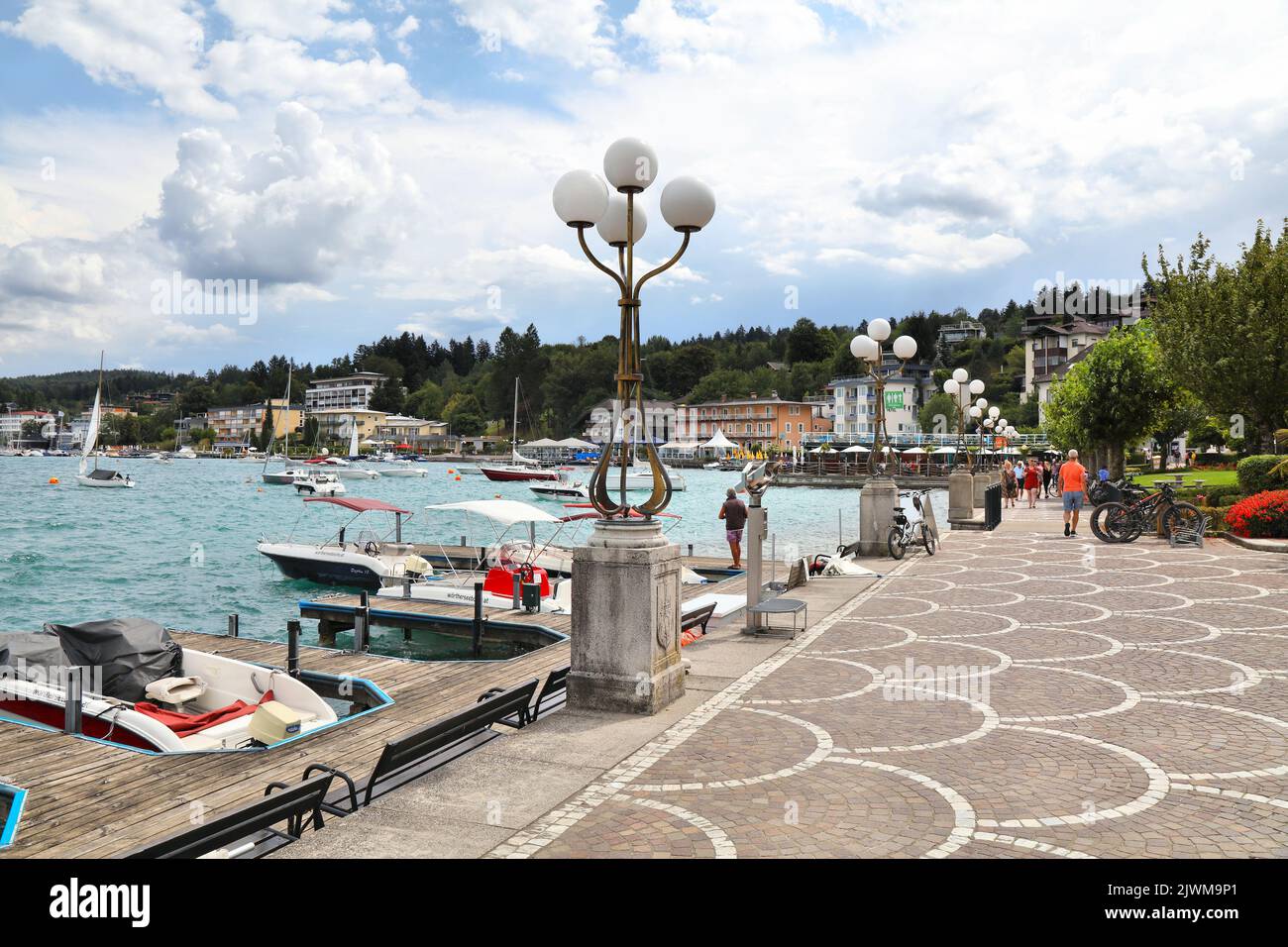 VELDEN AM WORTHER SEE, ÖSTERREICH - 12. AUGUST 2022: Menschen besuchen den Worthersee in der Kurstadt Velden am Worther See in Kärnten, Österreich. Stockfoto