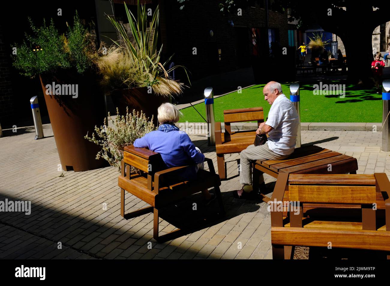Ein Paar alter Rentner, die in einem Einkaufszentrum in Bristol sitzen. Broadmead. Stockfoto