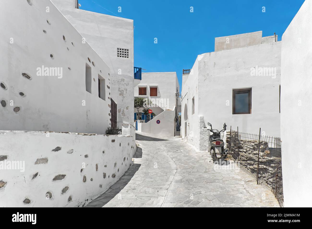 Straße von Naxos, Kykladen, Griechenland mit geparktem Motorrad Stockfoto