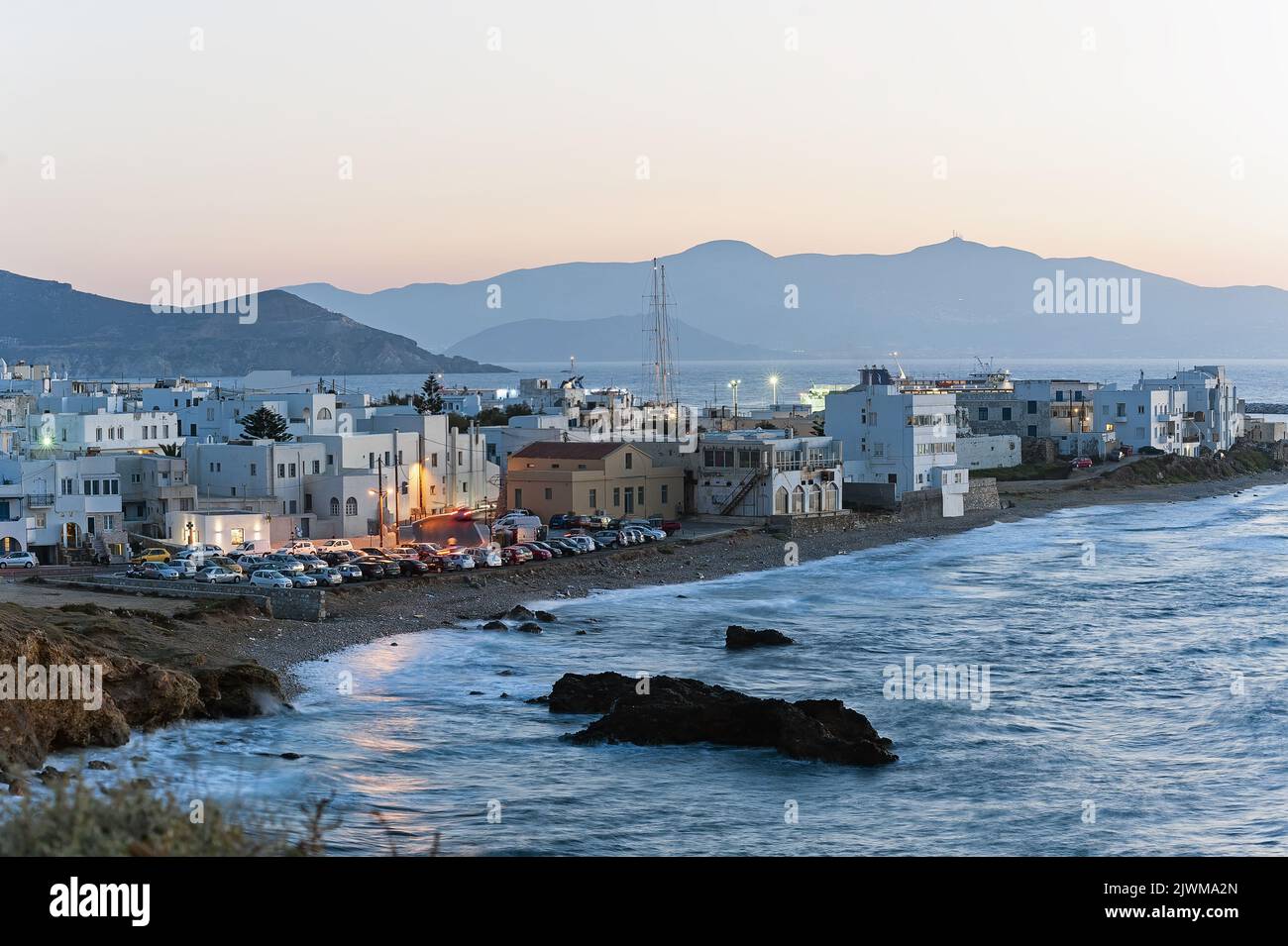 Frühe Nachtszene der Stadt Chora, Naxos, Griechenland Stockfoto