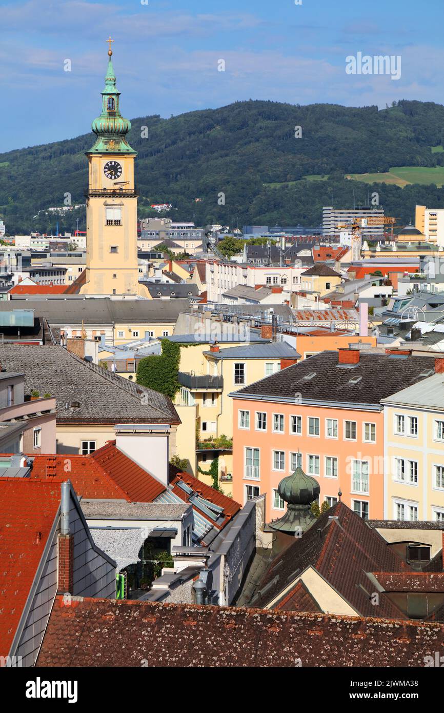 Linz Blick auf die Stadt in Österreich. Stadtbild mit Landhaus-Turm (Verwaltungsgebäude für Oberösterreich). Stockfoto
