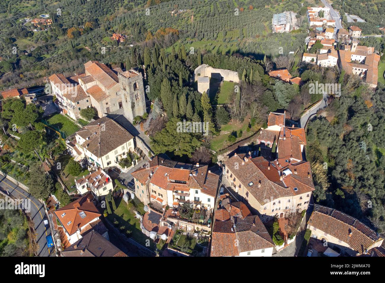 Dorf- und Landschaftsansicht, Drohnenfotografie, Montecatini Alto, Italien Stockfoto