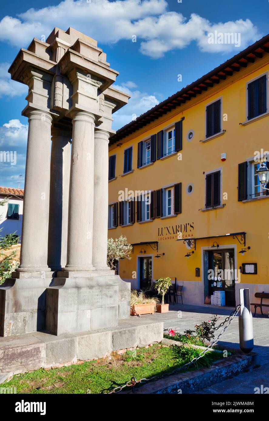 Das Kriegsdenkmal auf der Piazza Carrara im Zentrum von Montecarlo, Lucca, Italien, unter einem wunderschönen Himmel Stockfoto