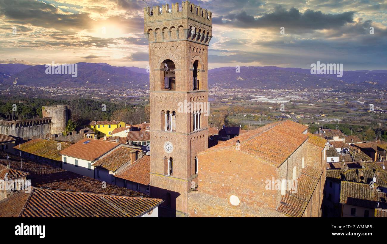 Dorf- und Landschaftsansicht, Drohnenfotografie, Montecarlo (Lucca), Italien Stockfoto