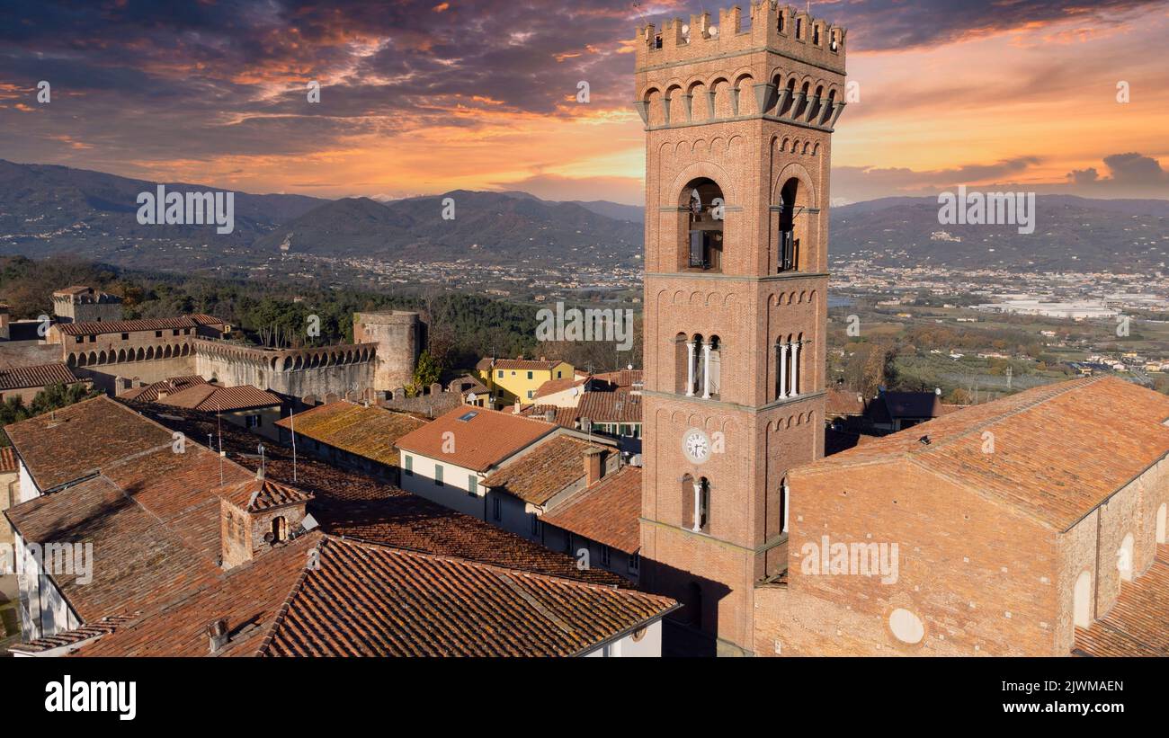 Dorf- und Landschaftsansicht, Drohnenfotografie, Montecarlo (Lucca), Italien Stockfoto