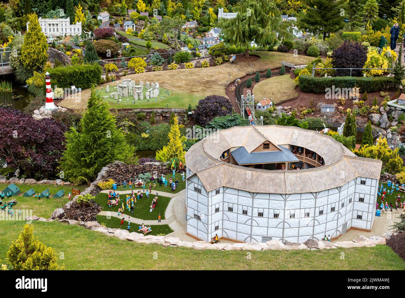Gesamtansicht des Globe Theatre mit Stonehenge im Hintergrund im Model Village in Babbacombe, Torquay, devon, Großbritannien Stockfoto