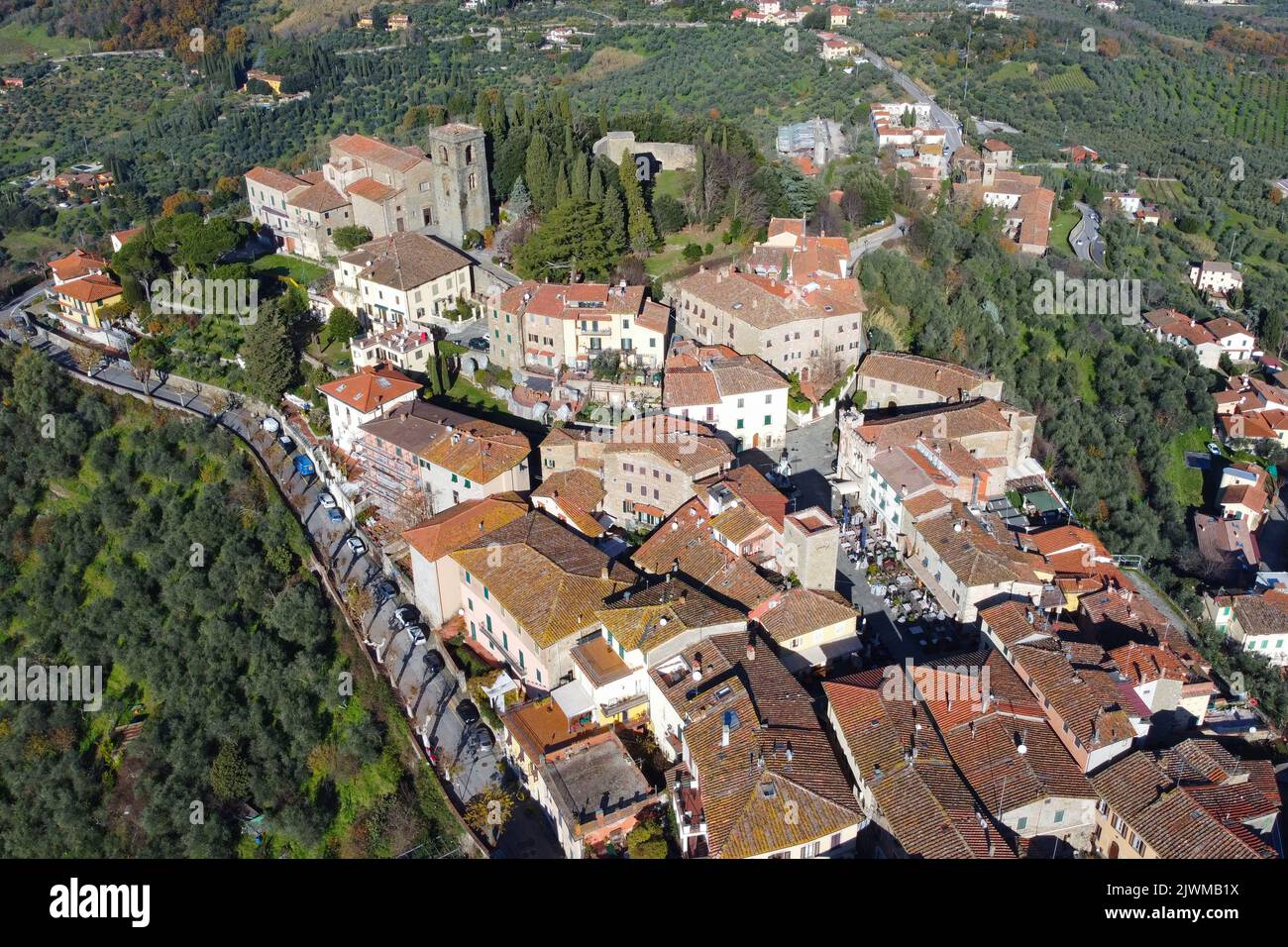 Dorf- und Landschaftsansicht, Drohnenfotografie, Montecatini Alto, Italien Stockfoto
