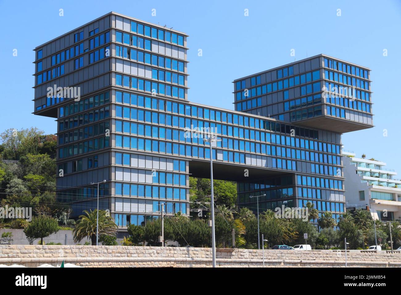 ESTORIL, PORTUGAL - 21. MAI 2018: Moderne Wohnanlage Estoril Sol Residence in Portugal. Stockfoto