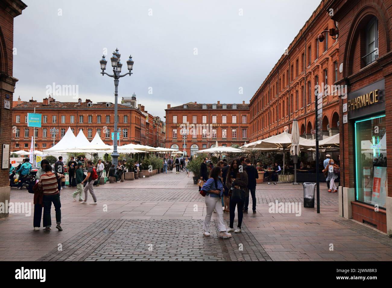 TOULOUSE, FRANKREICH - 28. SEPTEMBER 2021: Die Menschen besuchen die Innenstadt von Toulouse, Stadtteil Capitole. Toulouse ist die 4th größte Gemeinde Frankreichs. Stockfoto