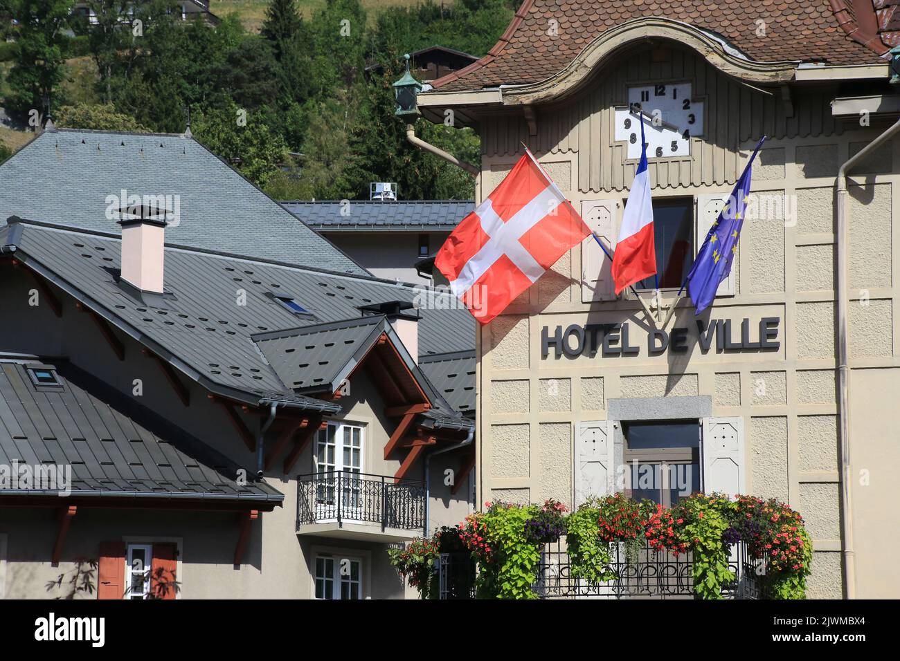 Hôtel de Ville. Drapeau de Haute-Savoie. Saint-Gervais-les-Bains. Haute-Savoie. Auvergne-Rhône-Alpes. Frankreich. Europa. Stockfoto