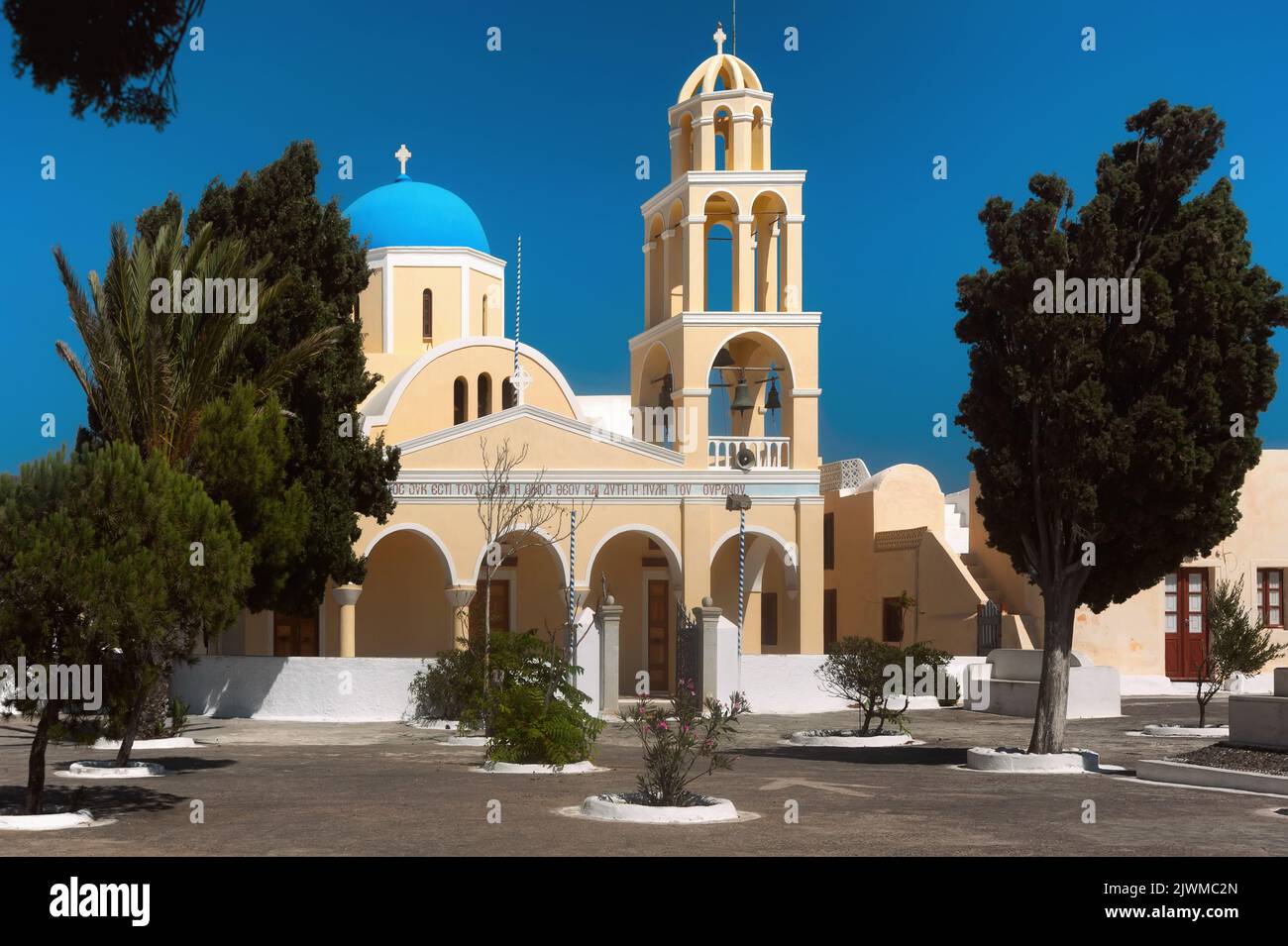 Ekklisia Agios Georgios (Kirche St. George) aus Oia, Santorin, Griechenland Stockfoto