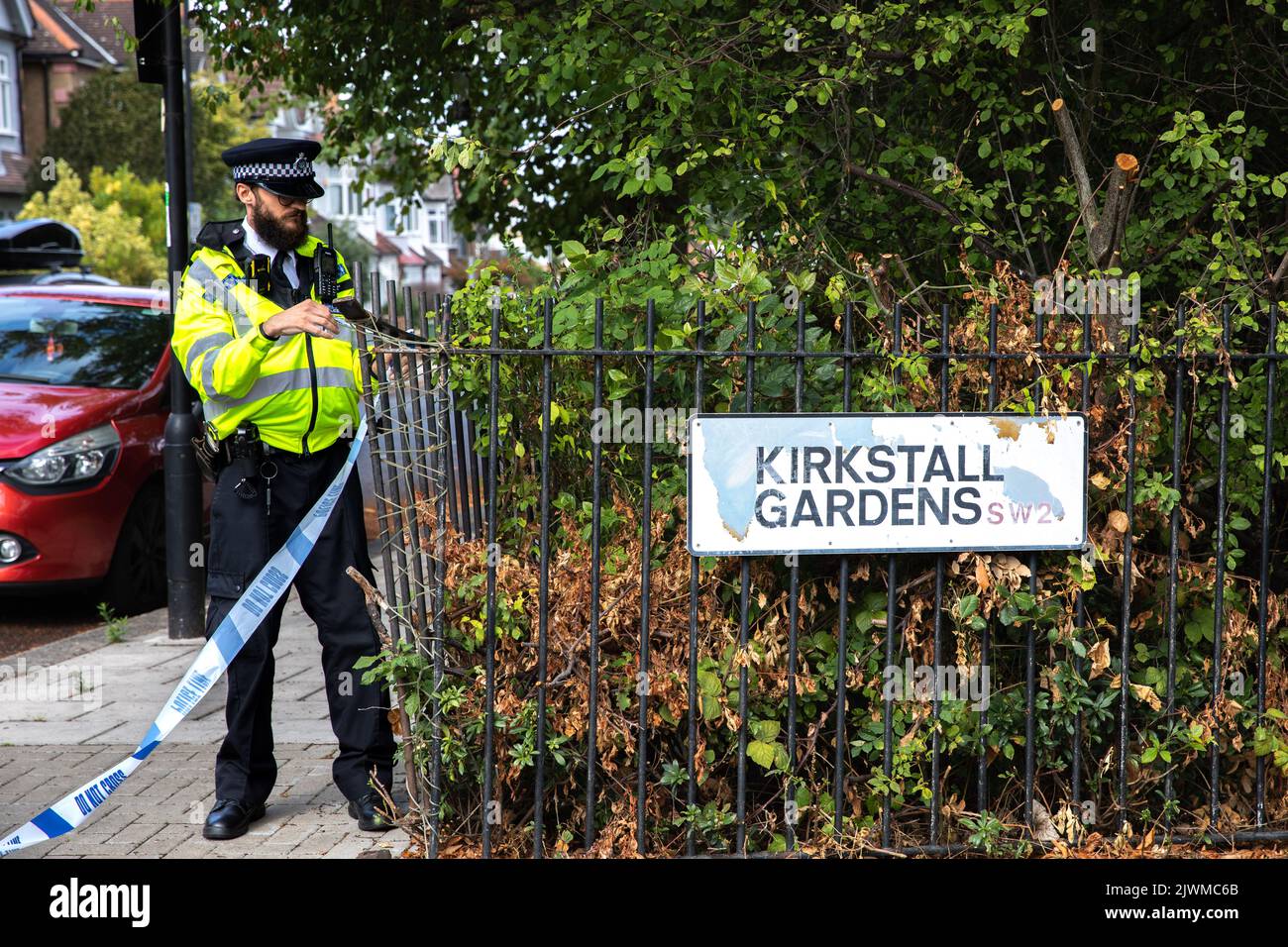 London, Großbritannien. 6.. September, London, Großbritannien. Pollice-Tatort nach der Schießerei auf Streatham: Chris Kaba starb, nachdem er nach der Verfolgung von der Polizei angeschossen wurde. Datum: 6/9/22 Fotos: Stephanie Black Kredit: Stephanie Black/Alamy Live News Stockfoto