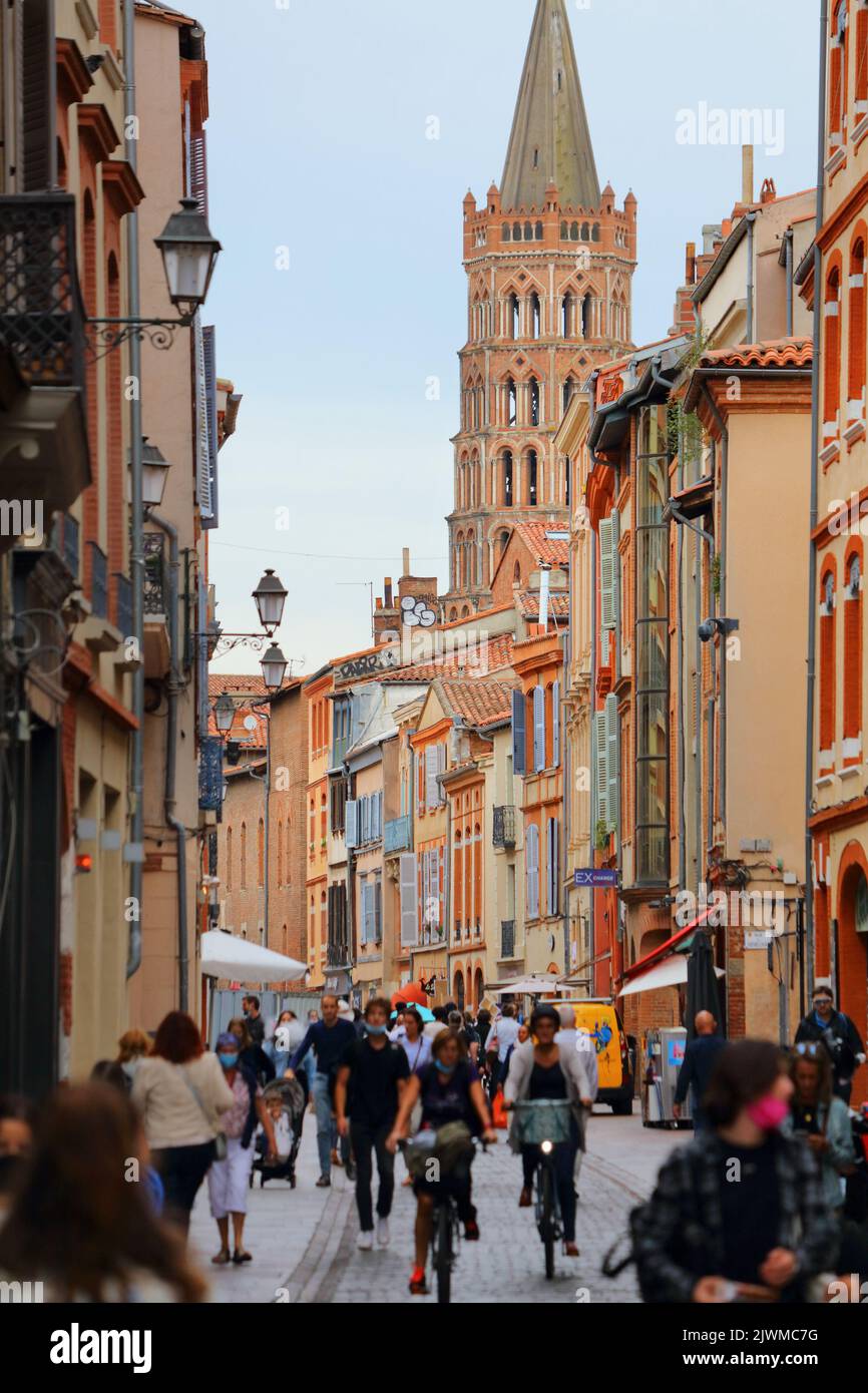 TOULOUSE, FRANKREICH - 28. SEPTEMBER 2021: Die Menschen besuchen die Innenstadt von Toulouse, Stadtteil Capitole. Toulouse ist die 4th größte Gemeinde Frankreichs. Stockfoto