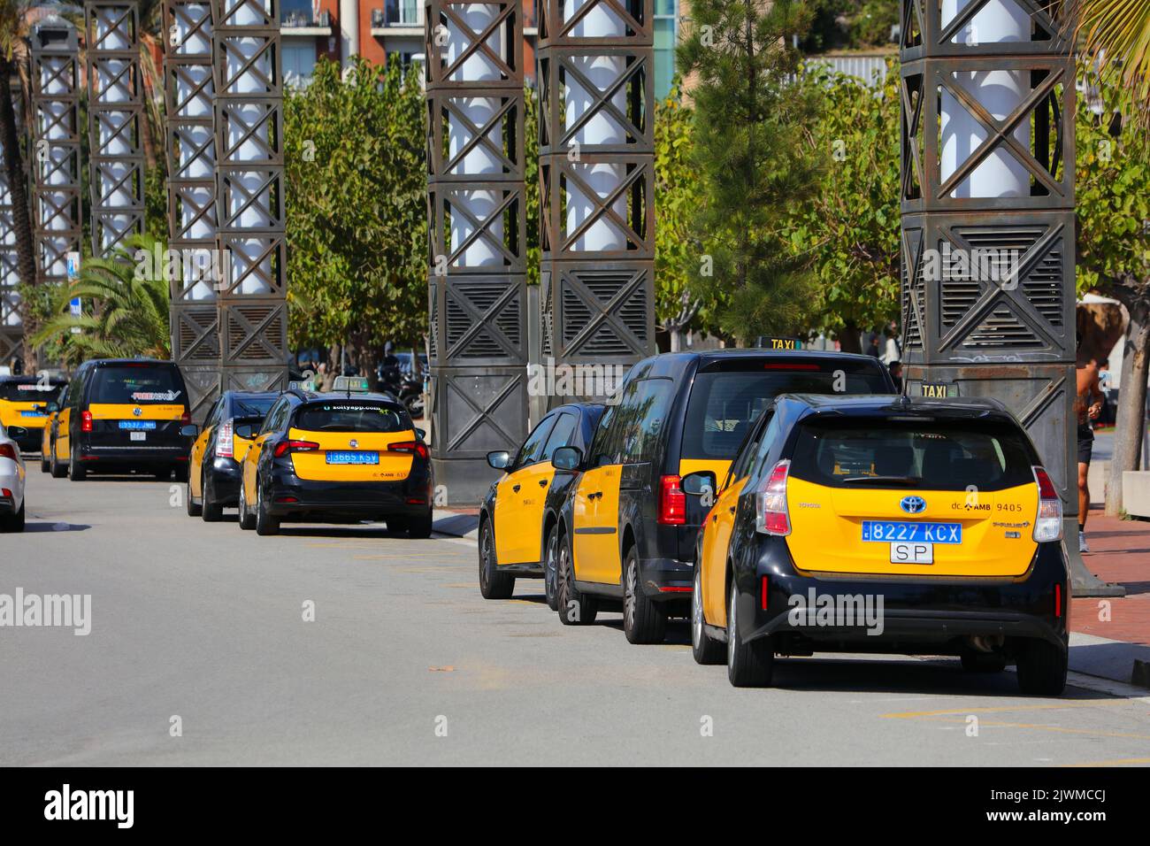 BARCELONA, SPANIEN - 7. OKTOBER 2021: Offizielle lizenzierte Taxis in Barcelona, Spanien. Barcelona ist die 2. größte Stadt Spaniens. Stockfoto