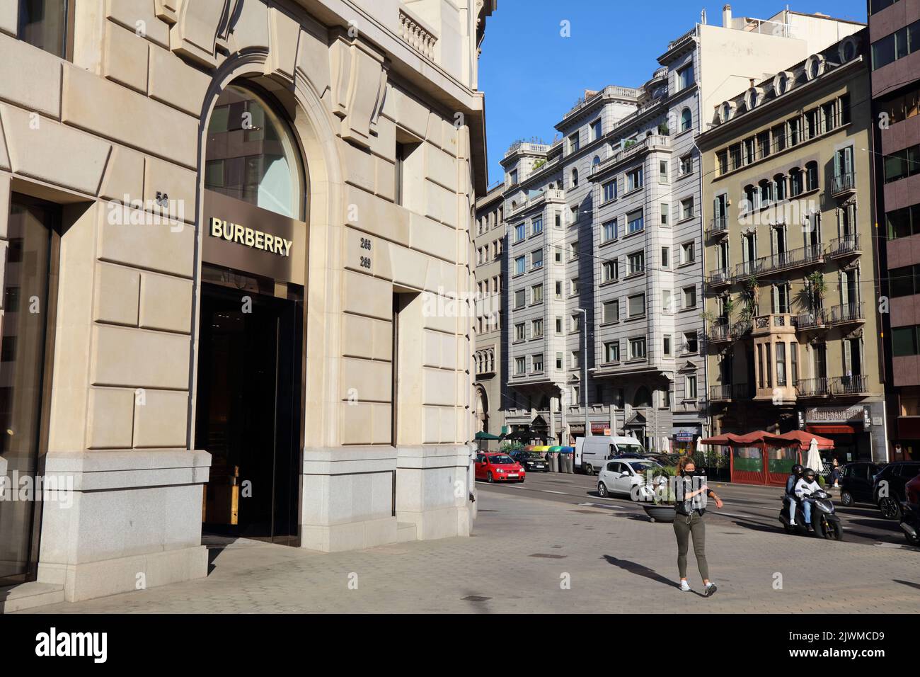 BARCELONA, SPANIEN - 7. OKTOBER 2021: Besucher besuchen die Straße Passeig de Gracia im Stadtteil Eixample, Barcelona, Spanien. Passeig de Gracia ist berühmt für seine Stockfoto