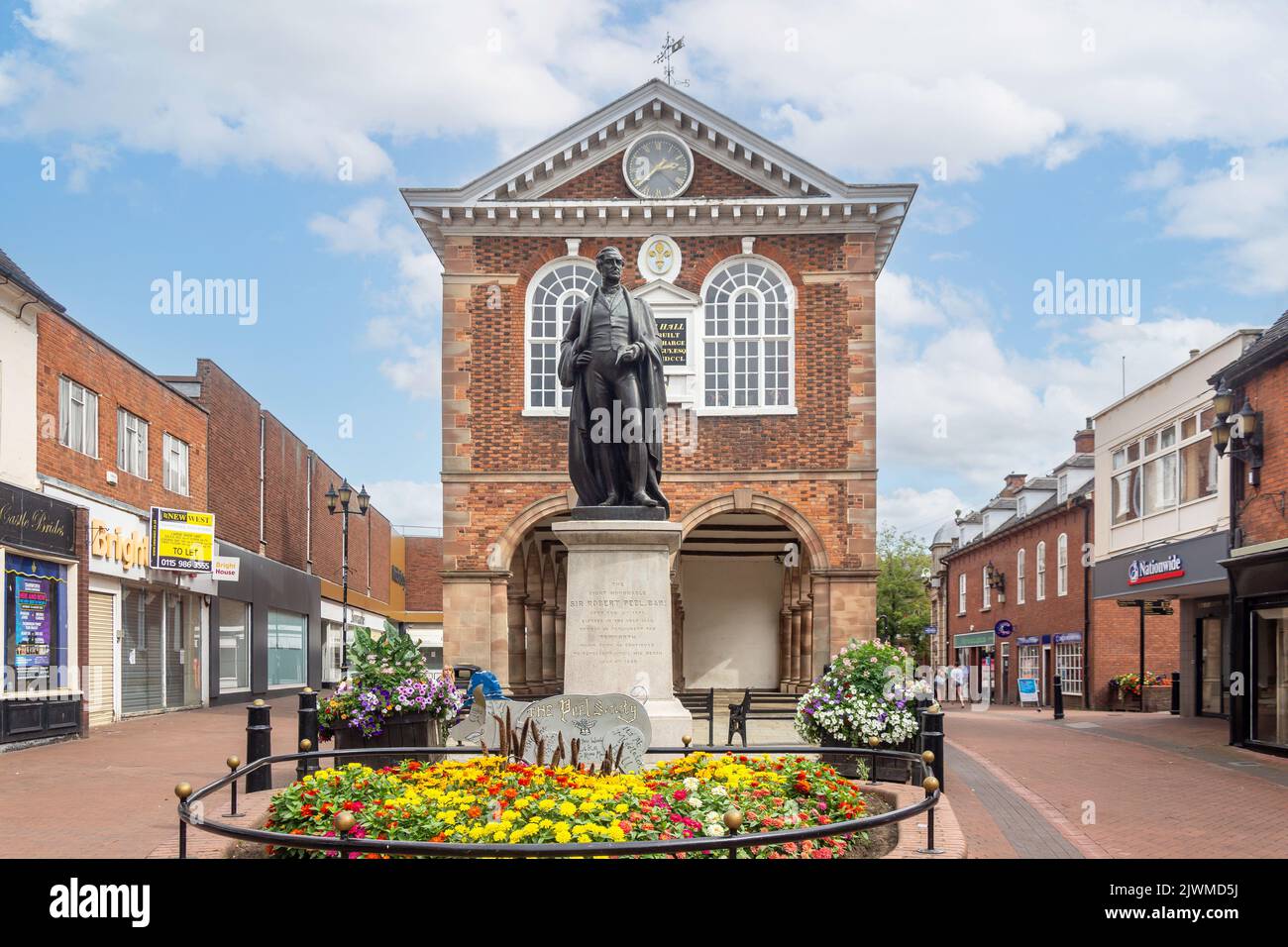 Tamworth Town Hall und Sir Robert Peel Statue, Market Square. Tamworth, Staffordshire, England, Großbritannien Stockfoto
