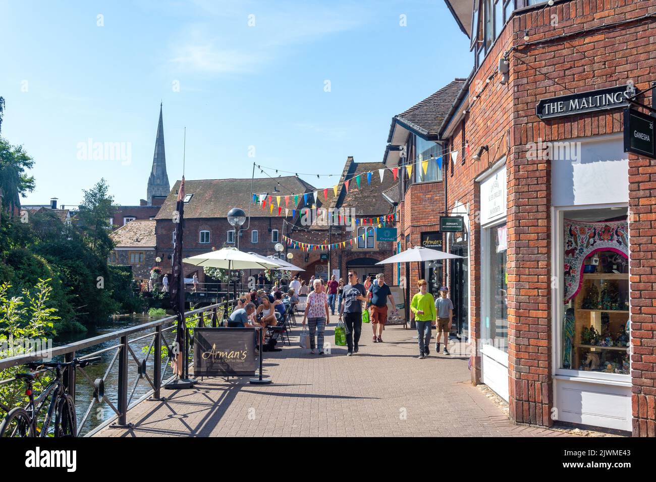 Geschäfte und Cafés am Flussufer, The Maltings, Salisbury, Wiltshire, England, Vereinigtes Königreich Stockfoto