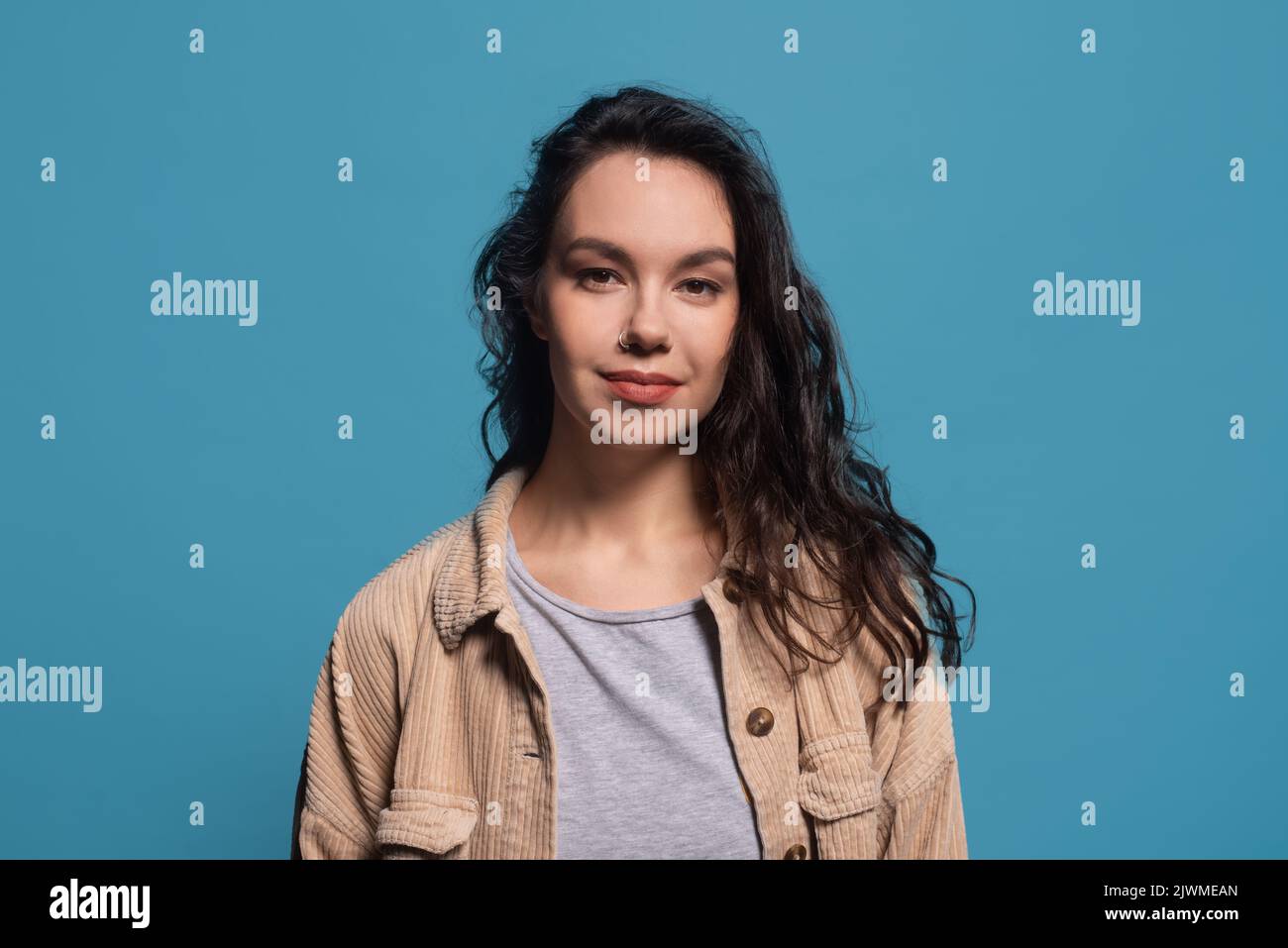 Porträt von lächelnd freundlich ziemlich tausendjährige kaukasische Brünette Dame in casual, Blick auf die Kamera Stockfoto