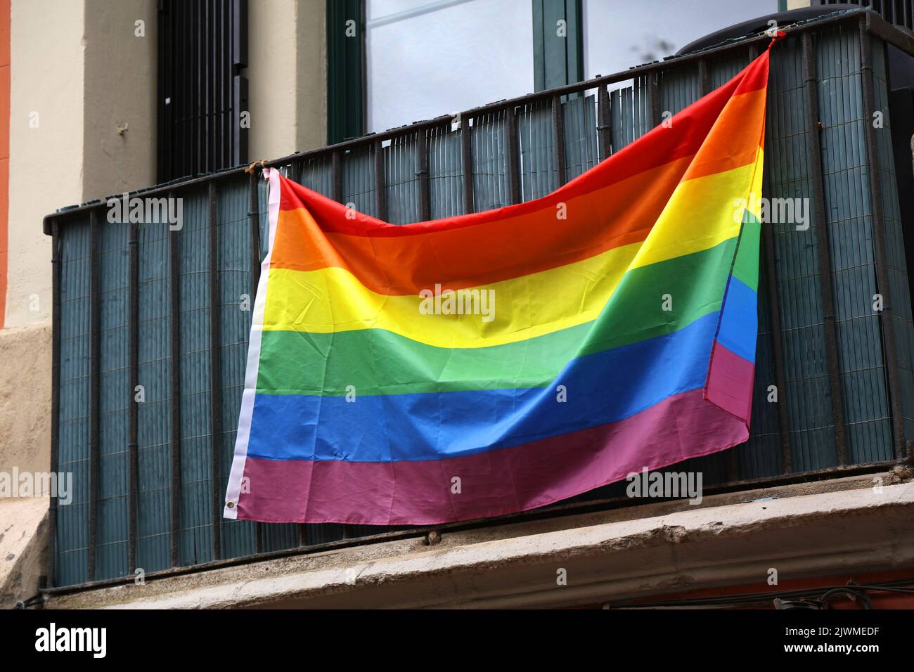 LGBTQ-Community-Support-Symbol mit Regenbogenflagge auf einem Balkon in Barcelona, Spanien. Stockfoto