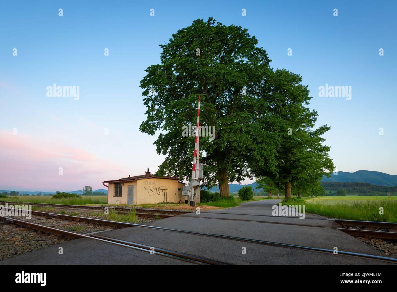 Bahnübergang in Blazovce Dorf in der Region Turiec, Slowakei. Stockfoto