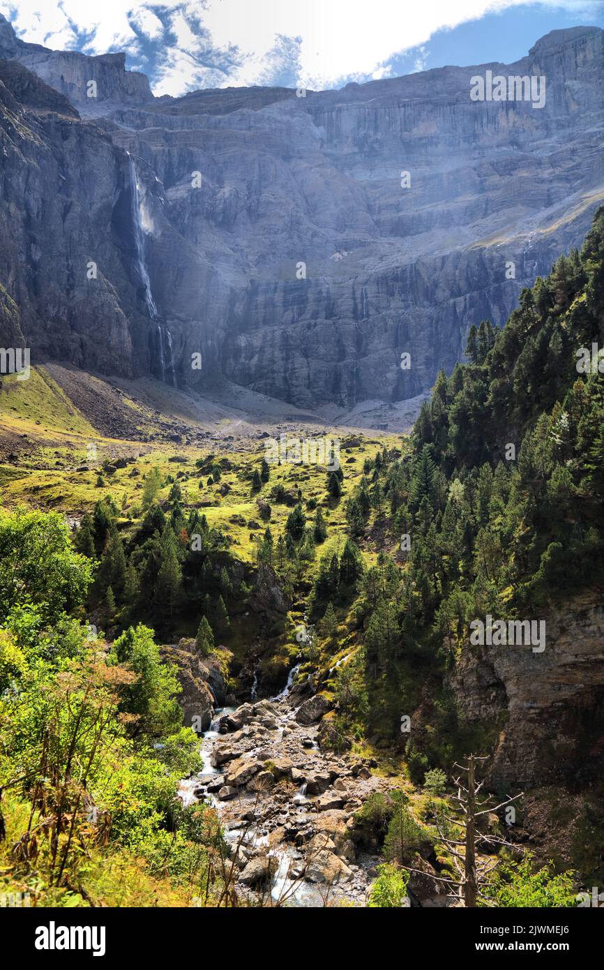 Französische Pyrenäen-Landschaft. Das Tal des Cirque de Gavarnie im Nationalpark der Pyrenäen (Französisch: Parc national des Pyrenees). Stockfoto