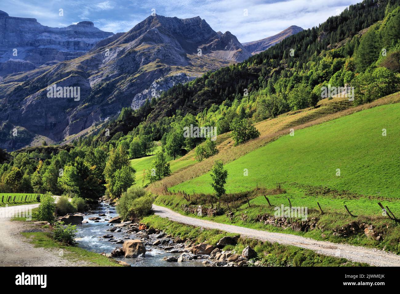Französische Pyrenäen-Landschaft. Das Tal des Cirque de Gavarnie im Nationalpark der Pyrenäen (Französisch: Parc national des Pyrenees). Stockfoto