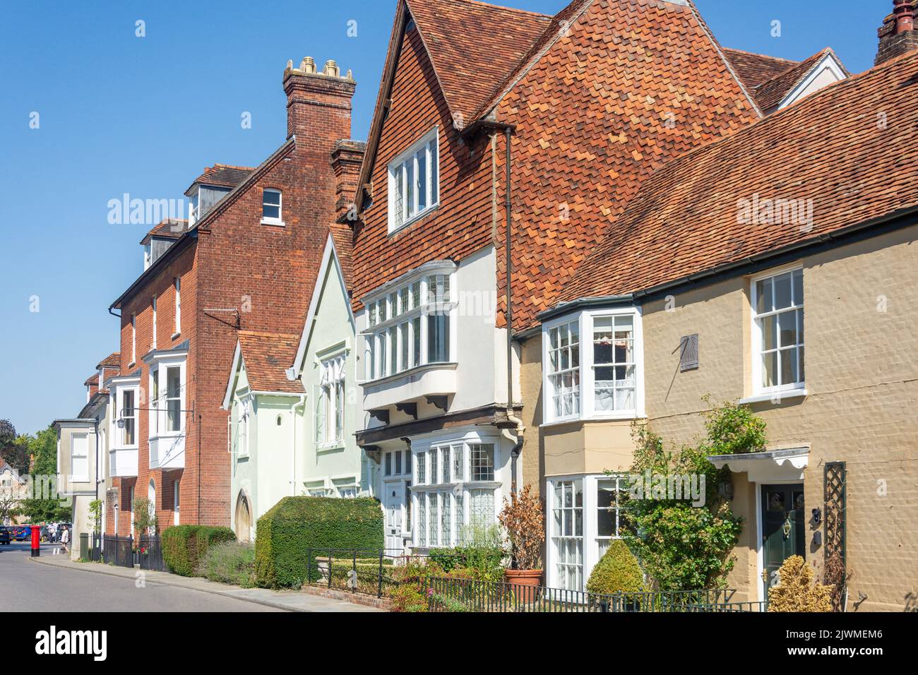 Häuser aus der Zeit am North Walk mit Blick auf die Salisbury Cathedral, Salisbury, Wiltshire, England, Großbritannien Stockfoto