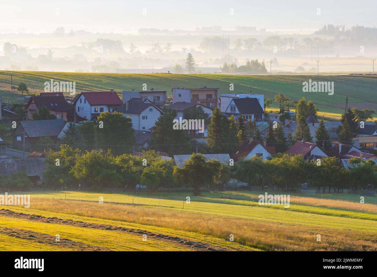 Sonnenaufgang im Dorf Rudno in der Region Turiec, Slowakei. Stockfoto