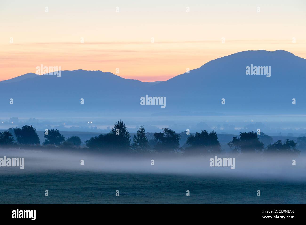 Sonnenaufgang im Dorf Rudno in der Region Turiec, Slowakei. Stockfoto