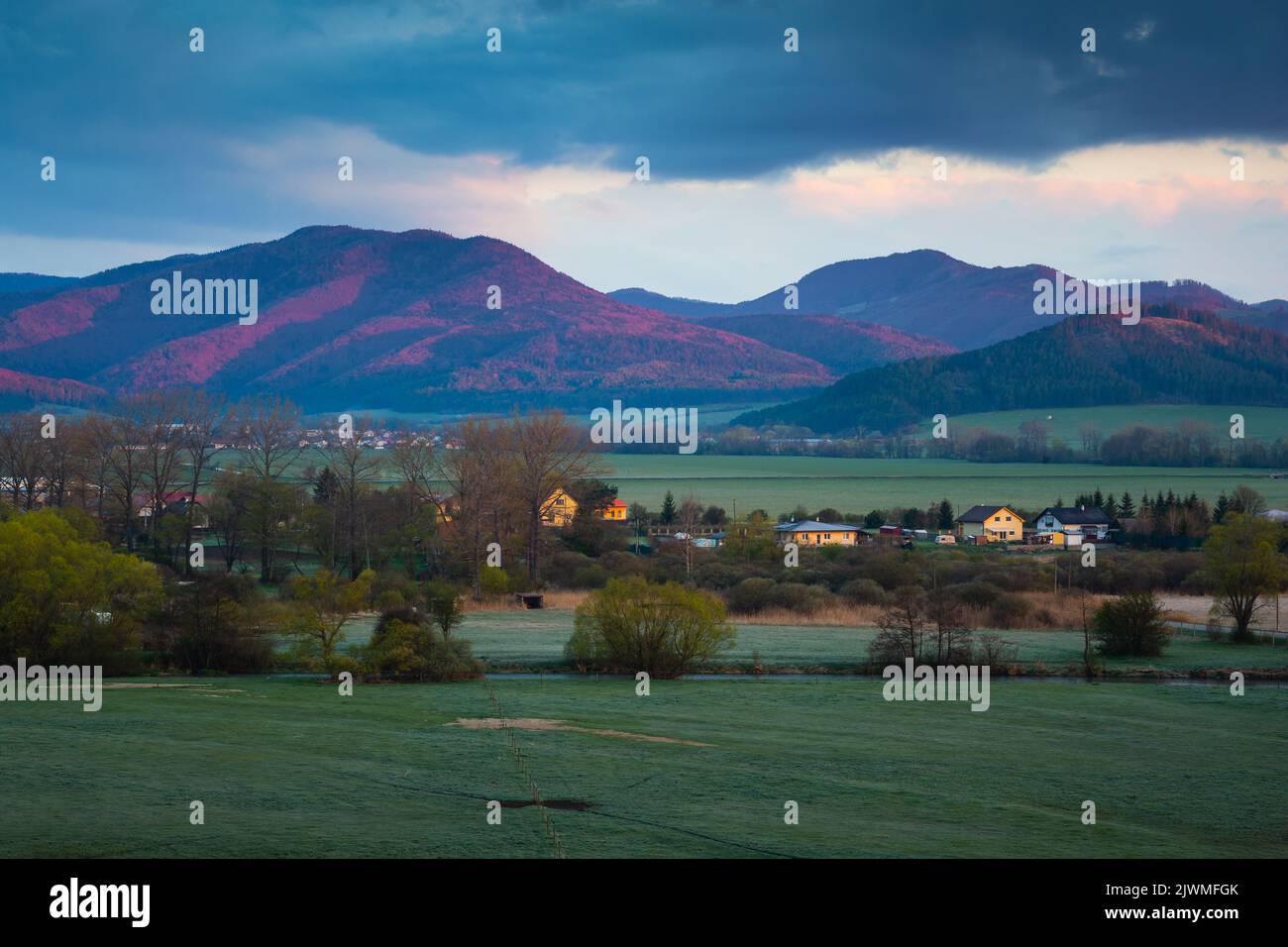 Ländliche Landschaft von turiec Region im Norden der Slowakei. Stockfoto