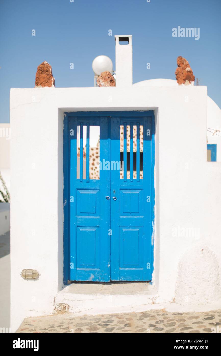 Bright Blue Door in der Mitte der Insel Santorini Stockfoto