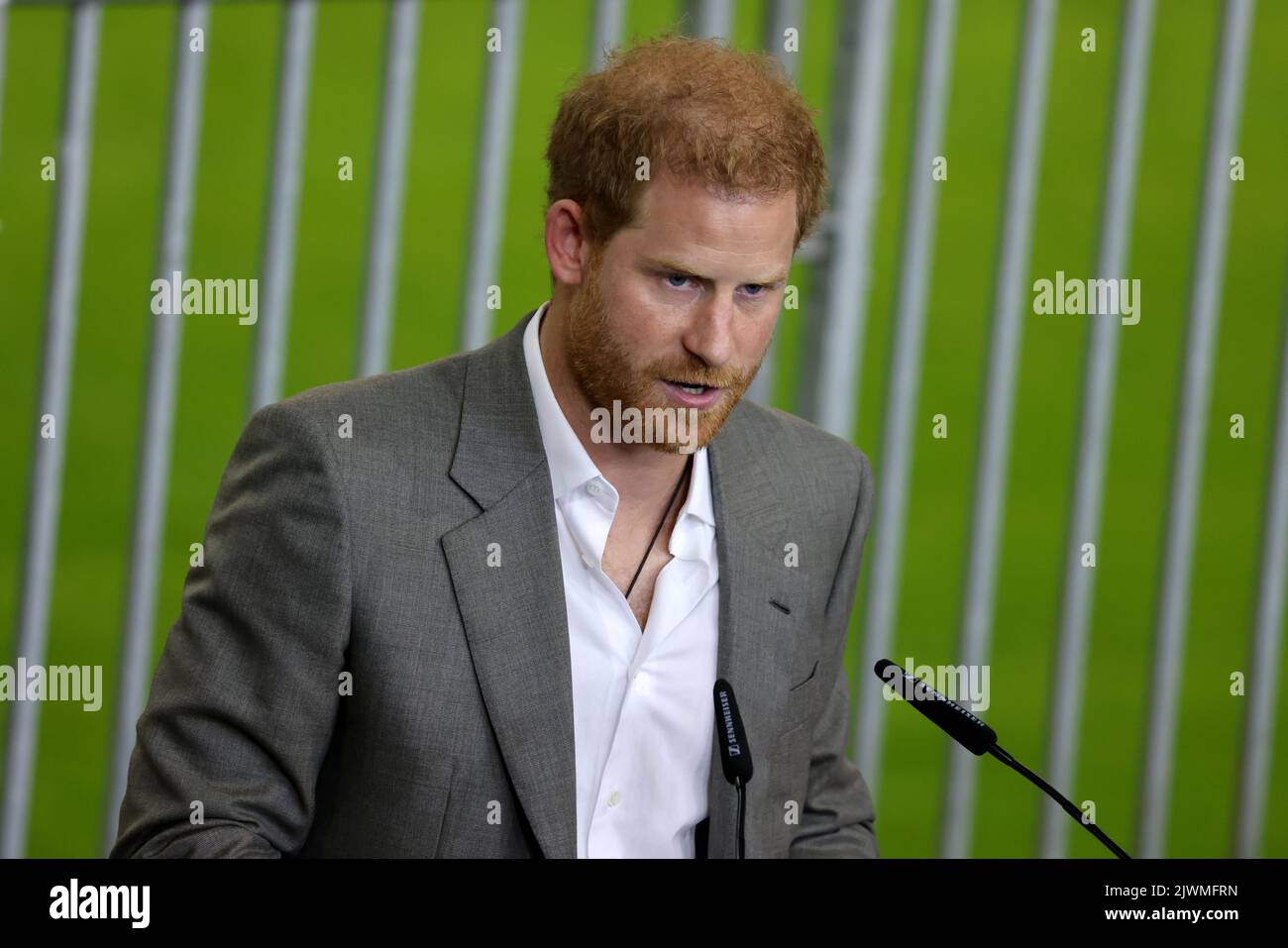 Düsseldorf, Deutschland. 06. September 2022. Der britische Prinz Harry, Herzog von Sussex, spricht auf der Pressekonferenz zu den „Invictus Games“ 2023. Der Prinz und seine Frau kamen nach Düsseldorf, um für die „Invictus Games“ 2023 zu werben, die Prinz Harry mit ins Leben rufen konnte. Dies sind Paralympische Wettbewerbe für Soldaten, die im Krieg verletzt wurden. Quelle: Oliver Berg/dpa/Alamy Live News Stockfoto