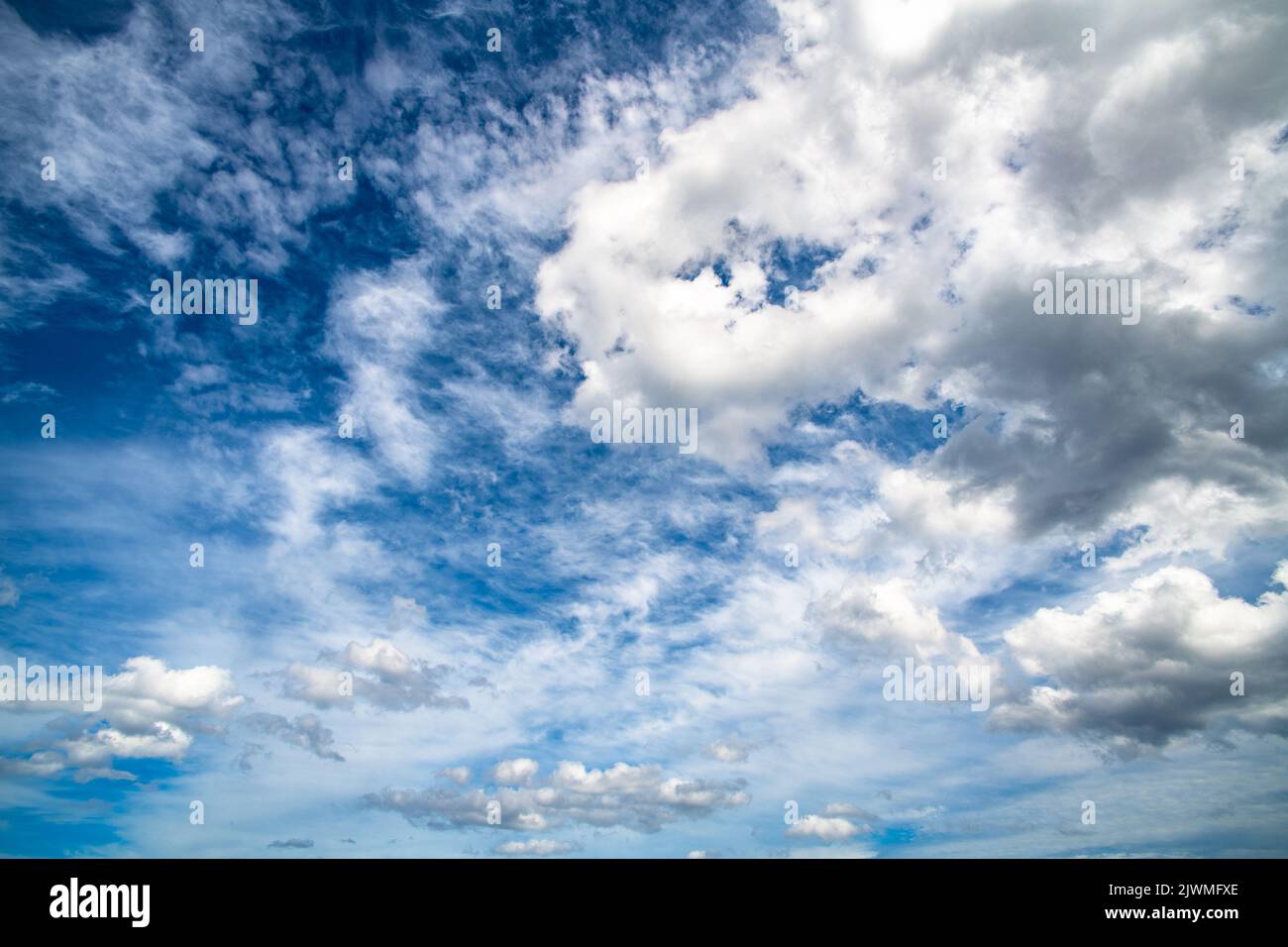 Sehr detaillierter blauer wolkig Himmel Hintergrund Stockfoto