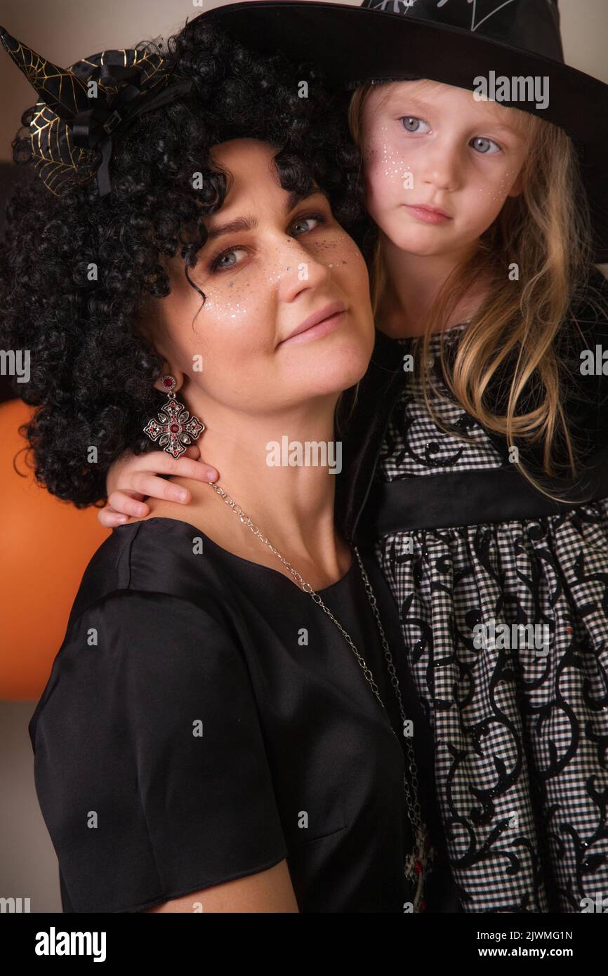 Mutter und Tochter in halloween Kostümen Stockfoto