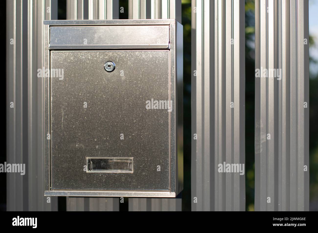 Mailbox am Zaun. Briefkasten aus Stahl mit Schloss. Details zum Zaun