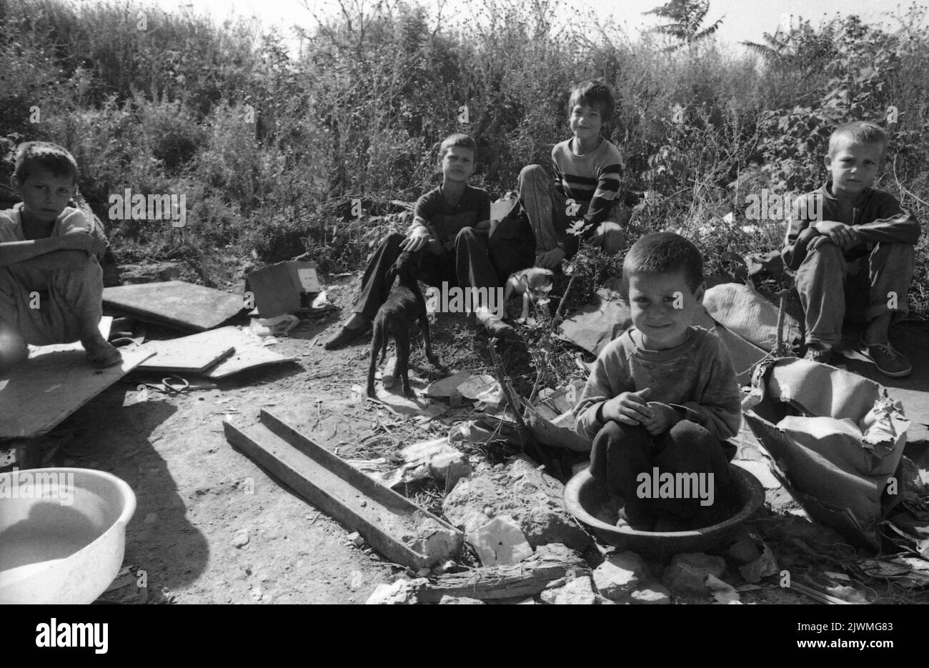Obdachlose Kinder, die am Stadtrand von Bukarest, Rumänien, leben, ca. 1992 Stockfoto