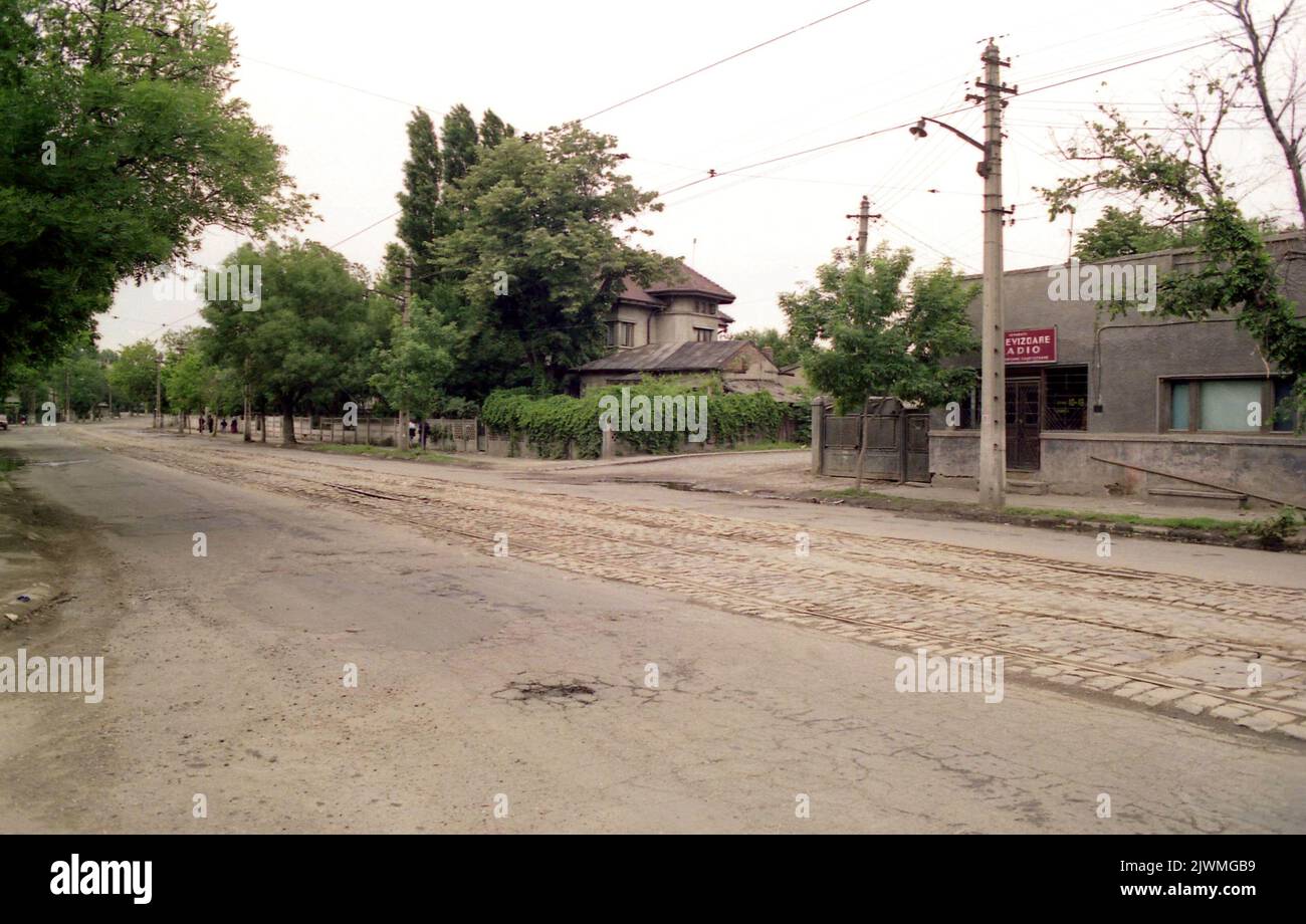 Bukarest, Rumänien, April 1990, ein paar Monate nach dem Fall des Kommunismus. Als Ceausescu seinen Schwerpunkt auf dem Bau seiner Megalomanischen Projekte wie dem Civic Center legte, verschlechterten sich viele Viertel in der Hauptstadt langsam. In Ferentari mangelte es, gelinde gesagt, an Infrastruktur und Versorgungseinrichtungen. Stockfoto