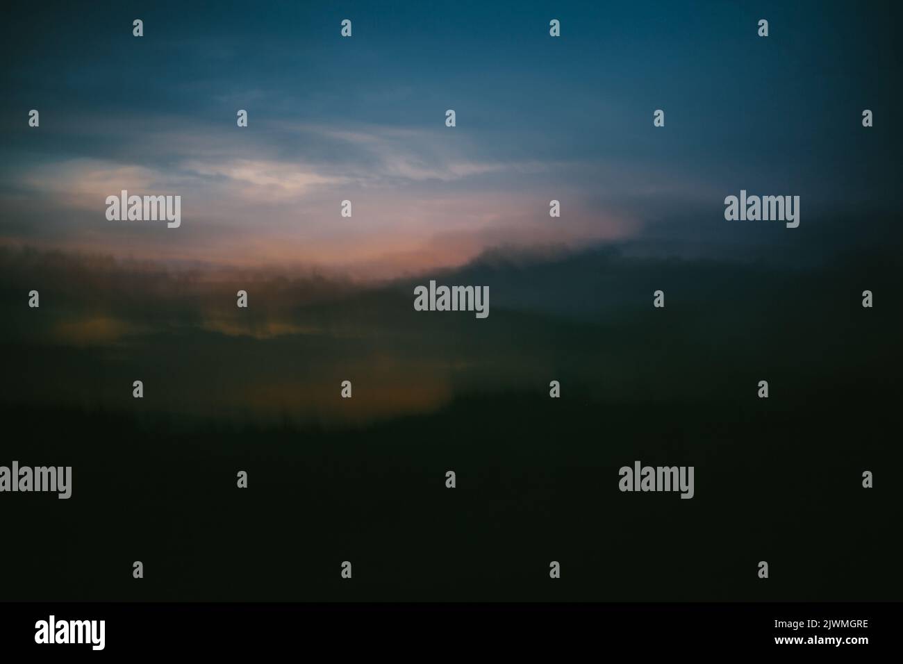 Moody Abstract Mountain Landscape bei Sonnenuntergang Stockfoto