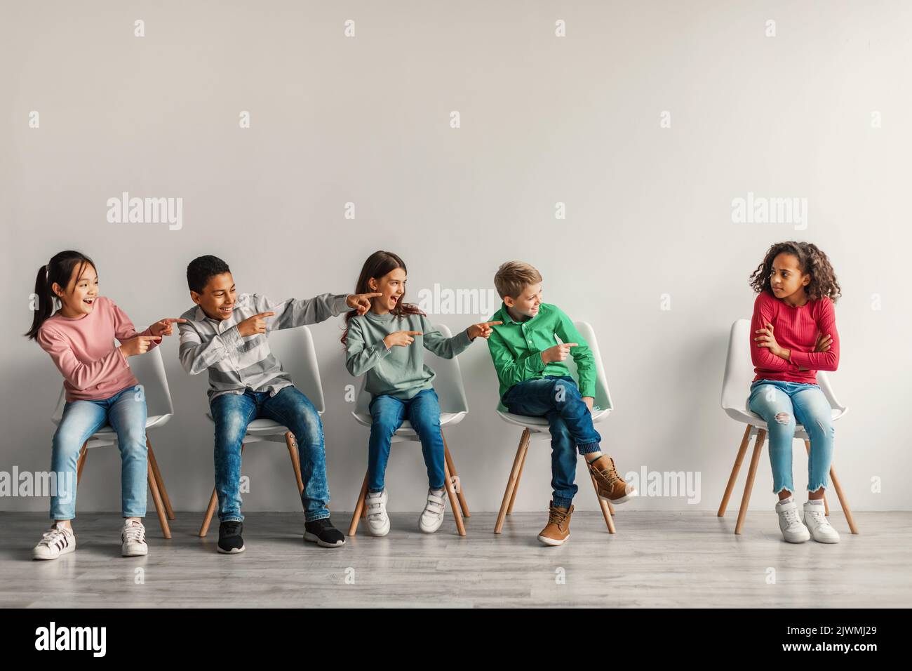 Jugendliche Kinder Lachen Mobbing Schikaniert Schwarz Schulmädchen Im Klassenzimmer Stockfoto