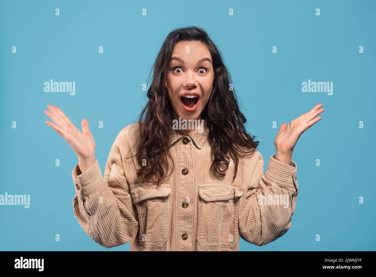 Gesichtsausdruck. Schockiert glücklich junge europäische weibliche Brünette Student in lässig mit offenem Mund Stockfoto