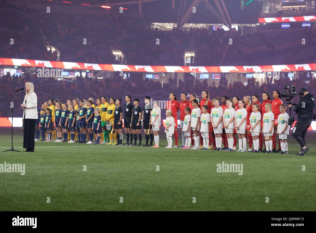 SYDNEY, AUSTRALIEN - 6. SEPTEMBER: Australien und die kanadische Mannschaft stellen sich während des Internationalen Freundschaftskampfes zwischen Australien und Kanada im Allianz Stadium am 6. September 2022 in Sydney, Australien, für die Nationalhymnen ein. Quelle: IOIO IMAGES/Alamy Live News Stockfoto