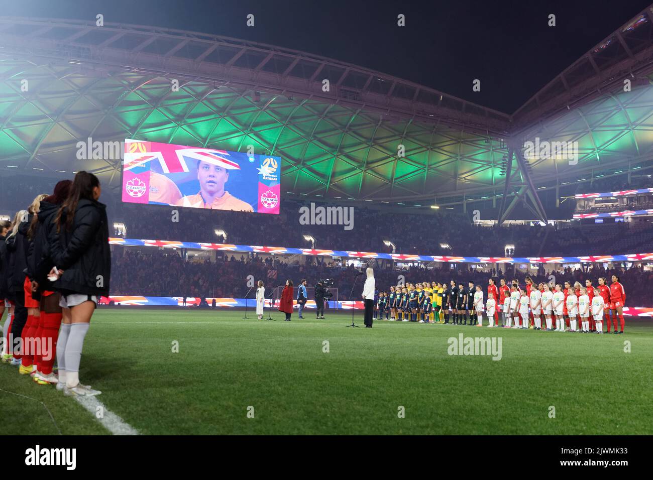 SYDNEY, AUSTRALIEN - 6. SEPTEMBER: Australien und die kanadische Mannschaft stellen sich während des Internationalen Freundschaftskampfes zwischen Australien und Kanada im Allianz Stadium am 6. September 2022 in Sydney, Australien, für die Nationalhymnen ein. Quelle: IOIO IMAGES/Alamy Live News Stockfoto