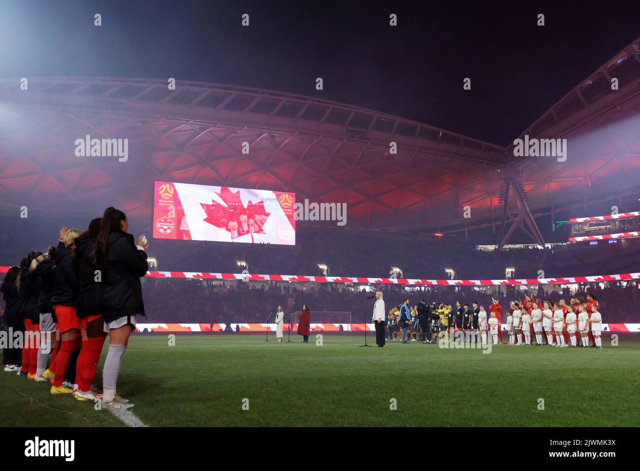 SYDNEY, AUSTRALIEN - 6. SEPTEMBER: Australien und die kanadische Mannschaft stellen sich während des Internationalen Freundschaftskampfes zwischen Australien und Kanada im Allianz Stadium am 6. September 2022 in Sydney, Australien, für die Nationalhymnen ein. Quelle: IOIO IMAGES/Alamy Live News Stockfoto