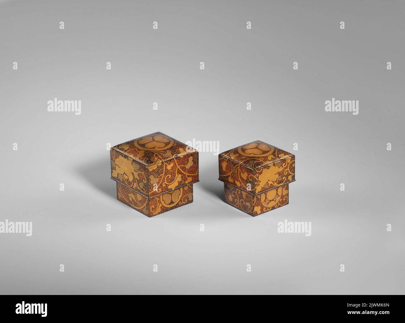 Kobako, zwei Koffer für Toilettenartikel, verziert mit dem Wappen der Tokugawa-Familie auf dem Deckel. Unbekannt, Handwerker Stockfoto