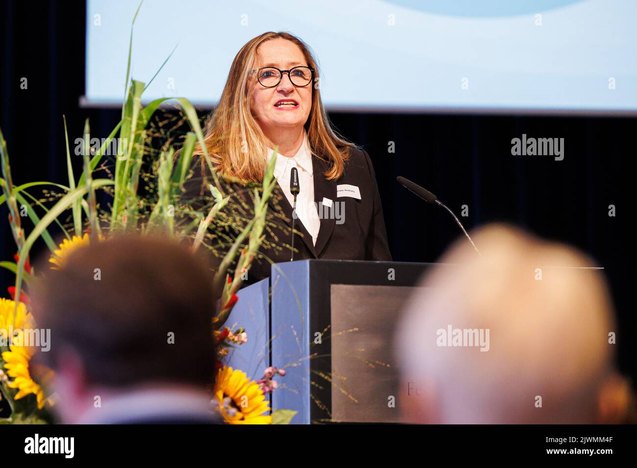 06. September 2022, Niedersachsen, Hannover: Gabriele Andretta (SPD), Präsidentin des Niedersächsischen Landtags, hält eine Rede während der Veranstaltung "Leiden und Ungerechtigkeit erkennen" im Alten Rathaus. Die „Recognition and Help“-Stiftung wurde von der Bundesregierung gegründet, Die deutschen Staaten und die evangelischen und katholischen Kirchen erkennen das Leid der Betroffenen an, die als Kinder und Jugendliche zwischen 1949 und 1975 Jahren in der Bundesrepublik Deutschland und bis 1990 in der Bundesrepublik Deutschland in stationäre Einrichtungen für Behinderte oder psychiatrische Betreuung gebracht wurden Demokrati Stockfoto