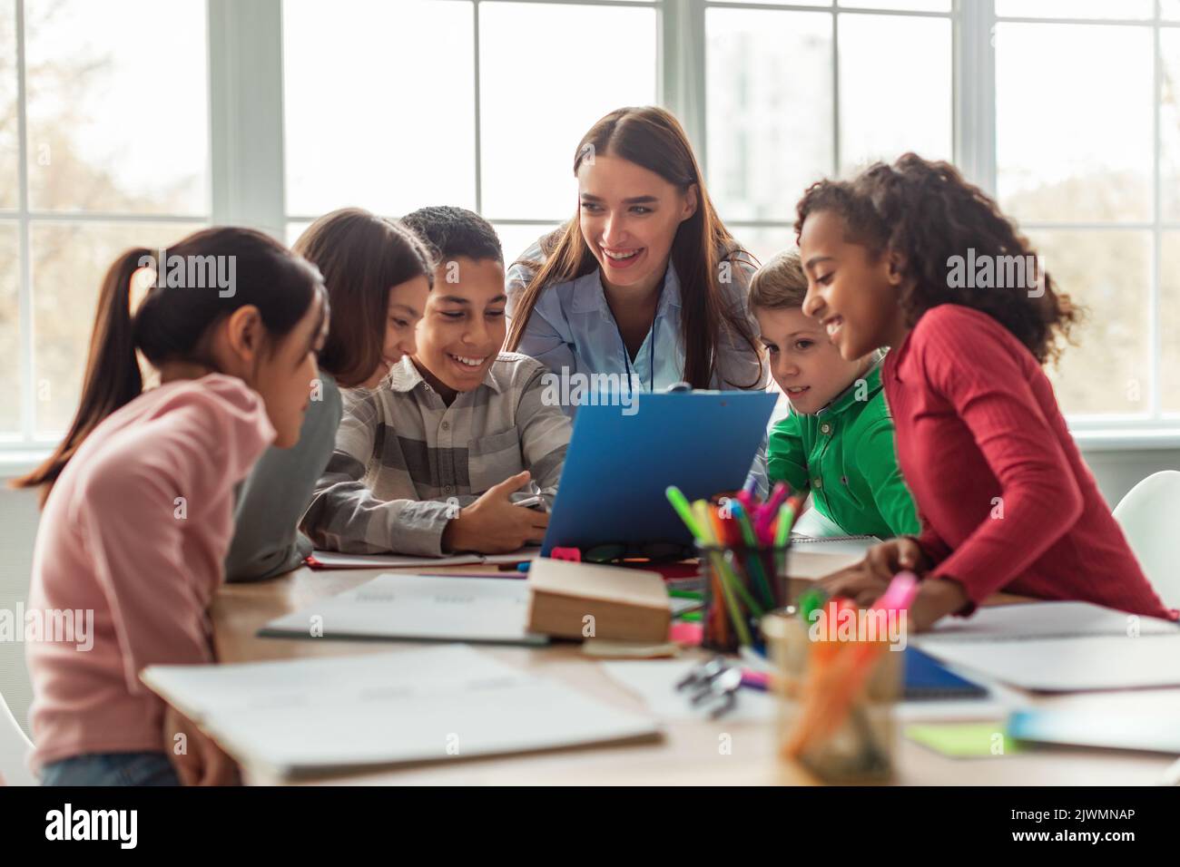 Verschiedene Schulkinder Und Lehrerin Frau Mit Klasse Im Klassenzimmer Stockfoto