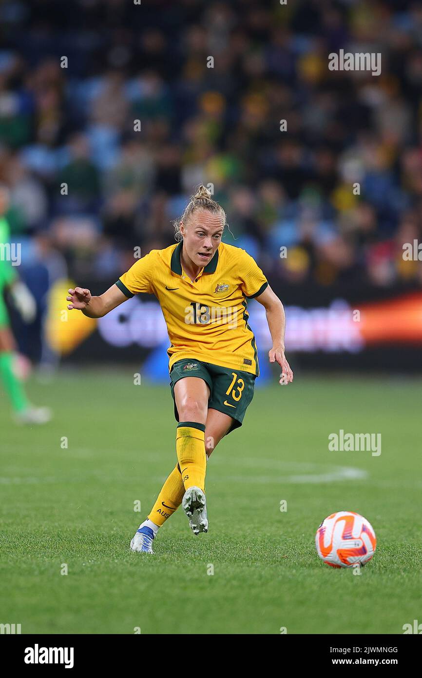 6.. September 2022; Allianz Stadium, Sydney, New South Wales, Australien; International Football Friendly, Australien gegen Kanada:Tameka Yallop aus Australien übergibt den Ball ins Mittelfeld Stockfoto