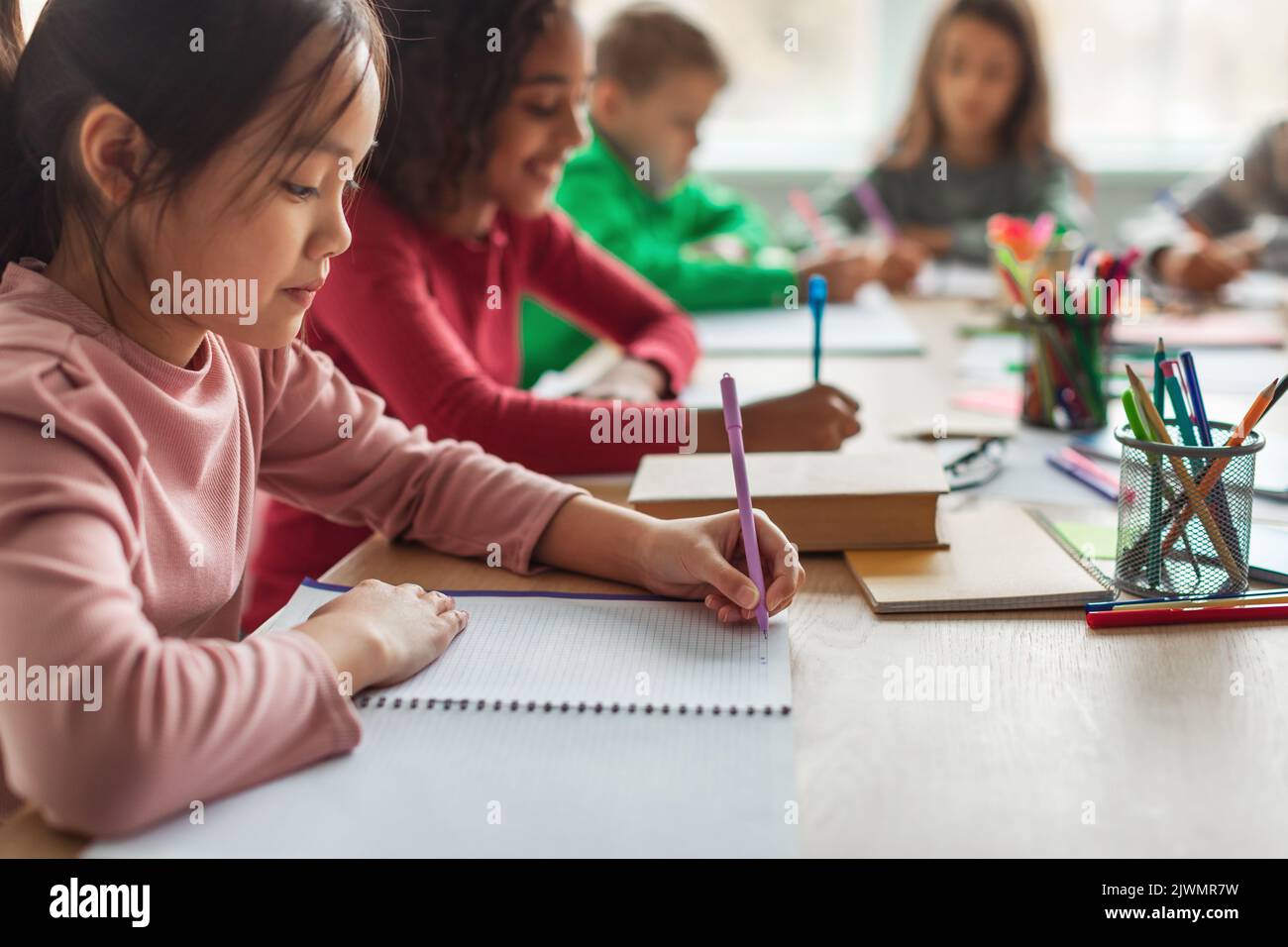 Koreanisch Schulmädchen Schreiben Nehmen Notizen Lernen Während Der Klasse In Der Schule Stockfoto