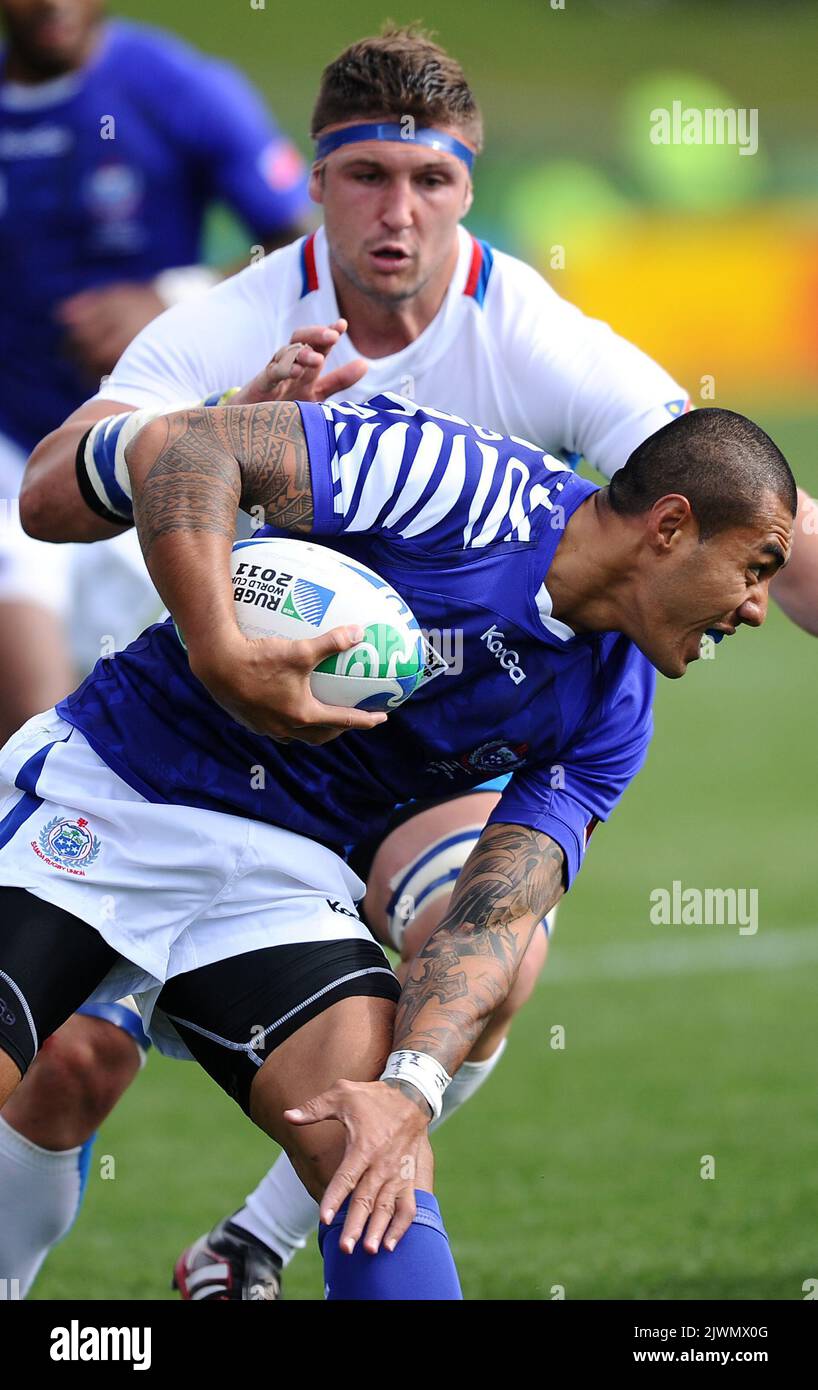 Samoas Tusi Pisi (vorne) wird am 14. September 2011 von Namibias Hendrik Franken während des Rugby World Cup Pool D-Spiels Samoa gegen Namibia im Rotorua International Stadium 2011 angegangen. AFP PHOTO / PHILIPPE LOPEZ ** NUR FÜR REDAKTIONELLE ZWECKE, KEINE KOMMERZIELLE NUTZUNG, KEINE BÜCHER **. Keine Archivierung, Bilder dürfen nur für Nachrichtenberichterstattung verwendet werden, keine kommerzielle Verwendung, keine Verwendung in Büchern ohne vorherige schriftliche Zustimmung von AAP. Wenden Sie sich bitte an Ihren PA Account Manager. Stockfoto